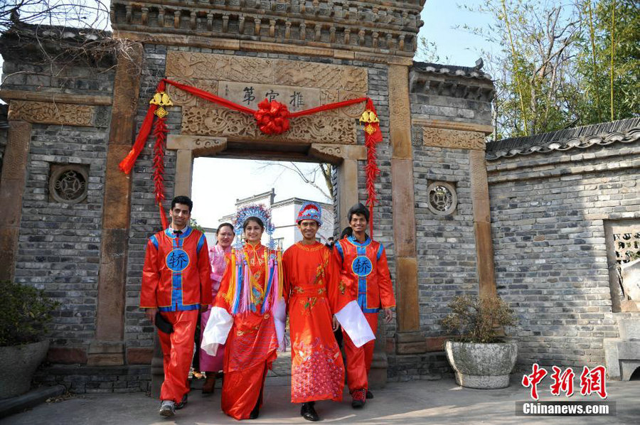 Foreign students experience Qing-style wedding ceremony