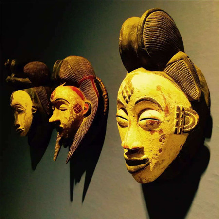 African wood carvings displayed in Shanghai