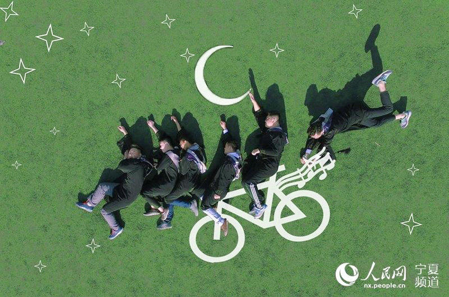 Creative graduation photos by drones