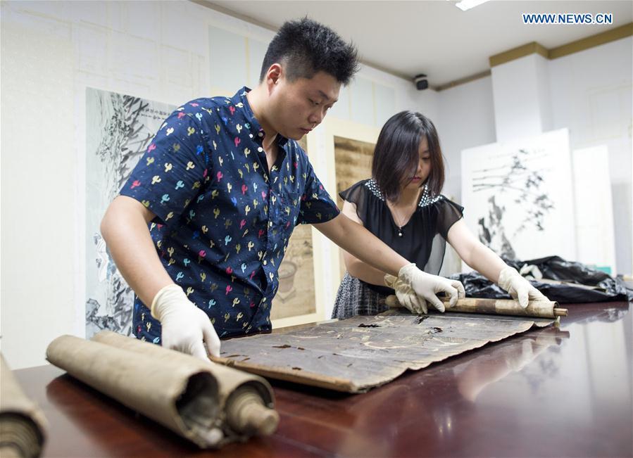 Couple devotes to cultural relic restoring