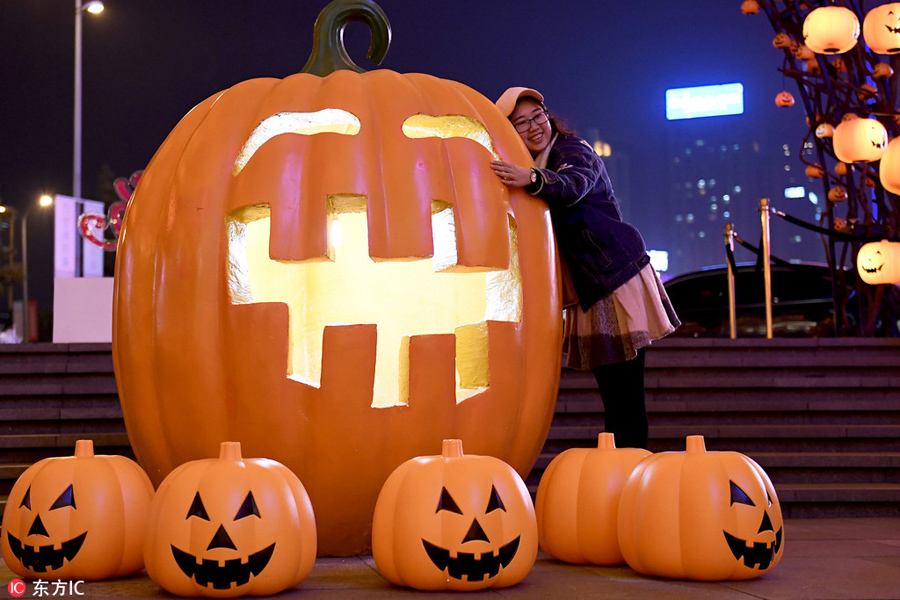 Sea of Halloween pumpkin lanterns lights up Shenyang