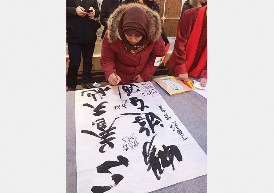 Foreigners experience Chinese calligraphy in Jilin