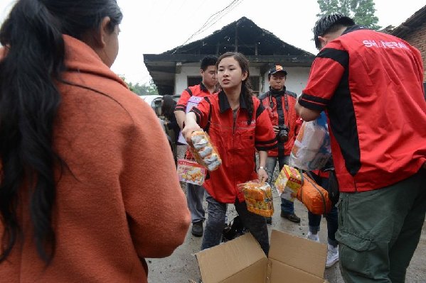 汶川地震斷腿美女教師蘆山救災(zāi)記