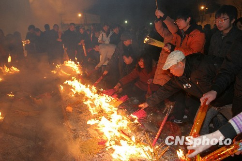 武漢歸元寺五十萬香客夜拜財(cái)神