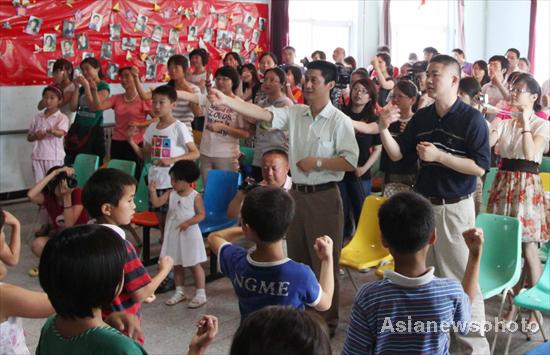 中國(guó)日?qǐng)?bào)捐助“太陽(yáng)村” 溫暖特殊兒童（組圖）