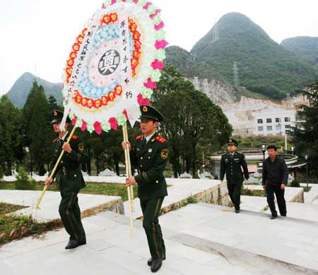 云南西疇南疆烈士陵園主題浮雕群落成