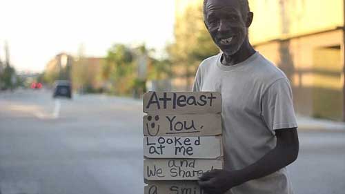 美國(guó)“犀利哥”自制翻牌標(biāo)語(yǔ)走紅網(wǎng)絡(luò) Sign him up! Homeless man uses empty beer boxes in make-shift board that FLIPS between begging messages