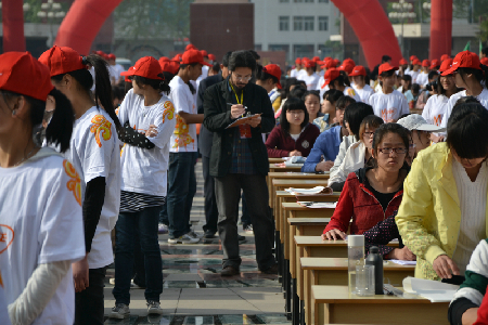 河師大：576名大學生揮毫潑墨喜迎十八大