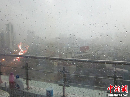 廣州再遭強(qiáng)雷暴雨襲擊 白晝?nèi)缫? style=