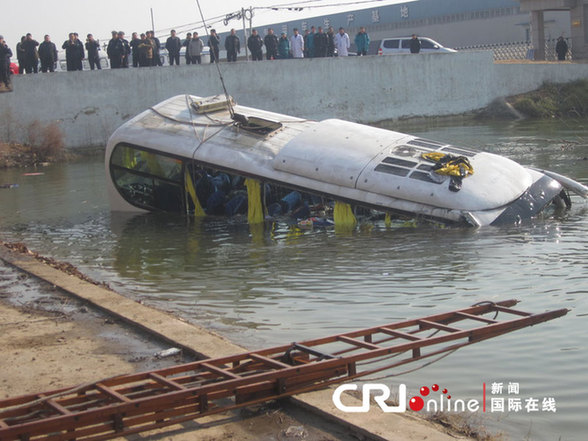 河南商丘一客車墜入池塘致12人遇難 幸存者救出多名乘客