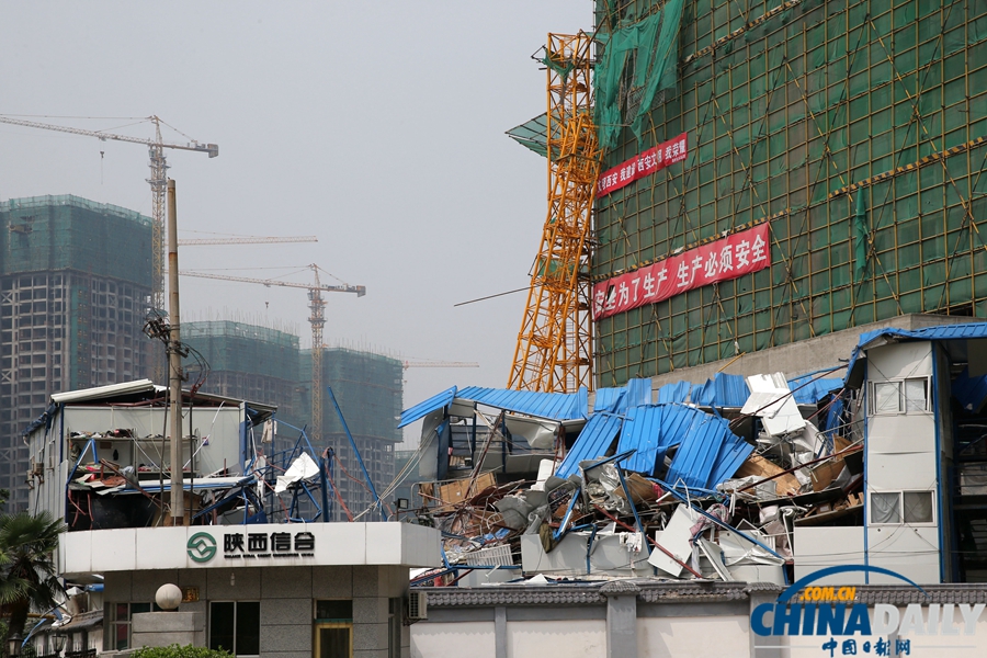 西安：突發(fā)暴風(fēng)雨天氣 塔吊倒塌砸中板房4人亡