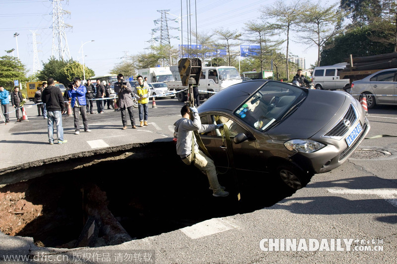 廣州科韻路發(fā)生地陷 一小轎車栽進(jìn)坑里