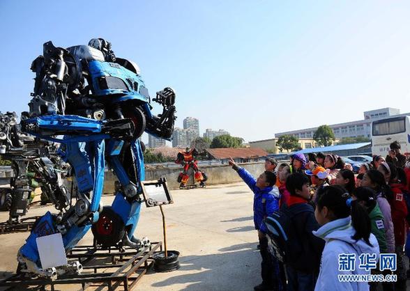 “鐵哥們”建成國內(nèi)首個環(huán)保鋼雕機器人主題公園