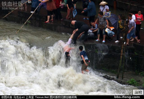 命懸一線！實(shí)拍鳳凰古城暴雨中震撼一幕