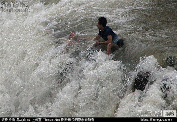 命懸一線！實(shí)拍鳳凰古城暴雨中震撼一幕