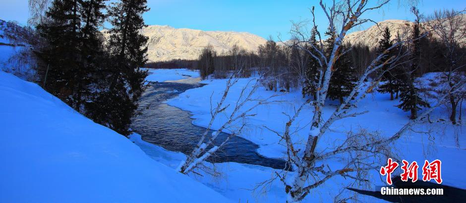 新疆北部山區(qū)村莊雪景醉人