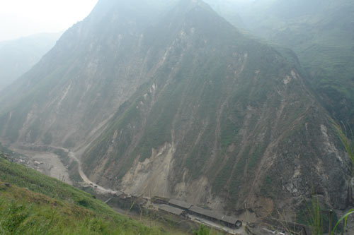 云南昭通彝良地震第三天：山石還時(shí)有滑落