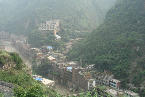 云南昭通彝良地震第三天：山石還時(shí)有滑落