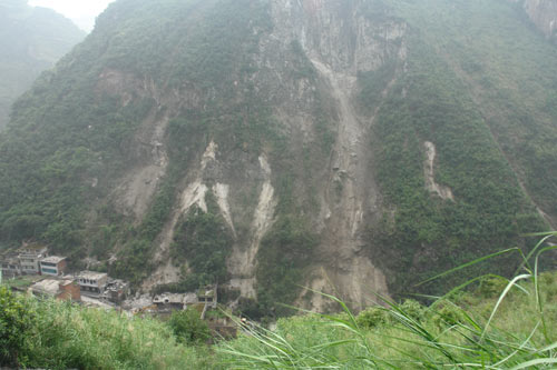 云南昭通彝良地震第三天：山石還時(shí)有滑落