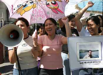 Filipino neighbors of Filipino U.N. diplomat Angelito Nayan celebrate in Las Pinas city, south of Manila November 23, 2004 after learning that Nayan had been freed from his kidnappers in Afghanistan. Three foreign U.N. workers held hostage in Afghanistan were freed unharmed on Tuesday, almost four weeks after they were abducted at gunpoint on the streets of the capital Kabul, the United Nations said. [Reuters]