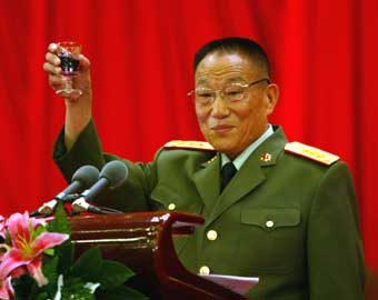 Chinese Defence Minister Cao Gangchuan proposes a toast at a reception to mark the anniversary of the Chinese People's Liberation Army in Beijing in this July 31, 2004 file photo. Cao said developing China-US military ties is in the common interest of both countries when he met with a delegation from the Armed Services Committee of the US House of Representatives in Beijing January 12, 2005. [newsphoto]