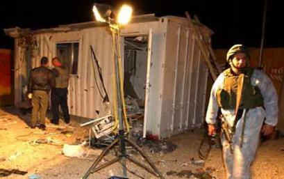 Israeli soldiers inspect the site where a Palestinian suicide bomber blew himself up at an Israeli army military base in Gush Katif January 18, 2005. Palestinian security forces will fan out near Gaza's borders with Israel within days to enforce President Mahmoud Abbas's order to halt militant attacks on Israelis, their top commander said on January 19. [Reuters]