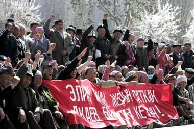 Opposition protesters rally in the centre of southern Kyrgyz town of Jalal Abad, March 23, 2005. President Askar Akayev, under pressure from violent protests in the south of Kyrgyzstan over a disputed election, on Wednesday sacked his interior minister and the general prosecutor. [Reuters]