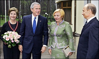 US President George W. Bush (2nd L) and his wife Laura (L) meet with Russian President Vladimir Putin (R) and his wife Ludmila (2nd R) at the presidential residence Novo Ogaryovo outside Moscow.(AFP