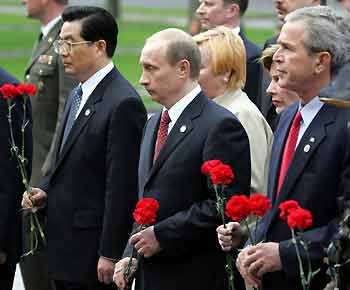 (L-R) Chinese President Hu Jintao, Russian President Vladimir Putin and U.S. President George W. Bush attend the wreath laying ceremony at the Unknown Soldier Tomb outside the Kremlin wall in Moscow May 9, 2005. [Reuters]