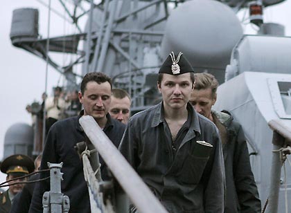 Lieutenant Vyacheslav Milashevsky (C) commander of the Russian mini-submarine that stranded in the Pacific Ocean and other members of the crew leave the ship they boarded after they were rescued in Petropavlovsk-Kamchatsky August 7, 2005. [Reuters] 