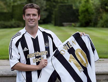 England striker Michael Owen displays his jersey of New Castle.