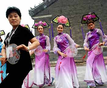 Models from various countries dressed in Qing Dynasty period costumes learn about royal etiquette at an imperial palace in Shenyang, Northeast China's Liaoning province, September 10, 2005.[newsphoto]