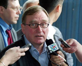 Russian Deputy Foreign Minister Alexander Alexeyev answers questions from reporters upon arrival at the Capital International Airport in Beijing September 12, 2005. Alexeyev headed the Russian delegation to the second stage of the fourth-round six-party talks on the Korean Peninsula nuclear issue which resumes Tuesday. [Xinhua]