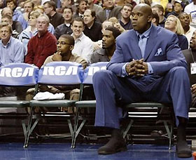 2005 the NBA announced in a memo to teams that a dress code will go into effect at the start of the season which requires players on the bench who are not in uniform to wear sports jackets, shoes and socks.