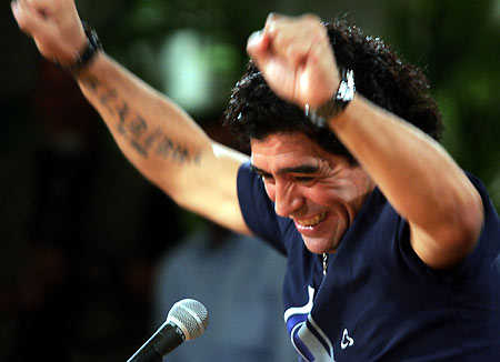 Diego Maradona (L) and Cuban President Fidel Castro smile after appearing together on a live television broadcast in Havana, October 27, 2005. Maradona was in Havana to interview Castro for his weekly television show in Argentina and promised President Castro he would be at the front of an anti-Bush march in Argentina next week.