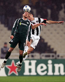 anathinaikos' Dimitris Papadopoulos (L) is challenged by Nestor Sensini of Udinese during their Group C Champions League soccer match in Athens' Olympic stadium November 22, 2005.