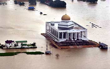 An aerial view of a mosque surrounded by flood waters in Hat Yai, the largest city in southern Thailand, December 19, 2005. Torrential monsoon rains have wreaked havoc across Thailand's south in the past week. [Reuters]