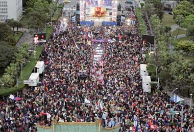 Taipei march protests Chen's political ploy