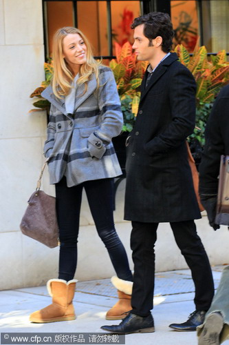 Blake Lively and Penn Badgley together on set of 'Gossip Girl'