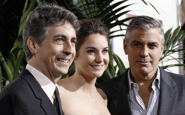 Clooney attends premiere of 'The Descendants'