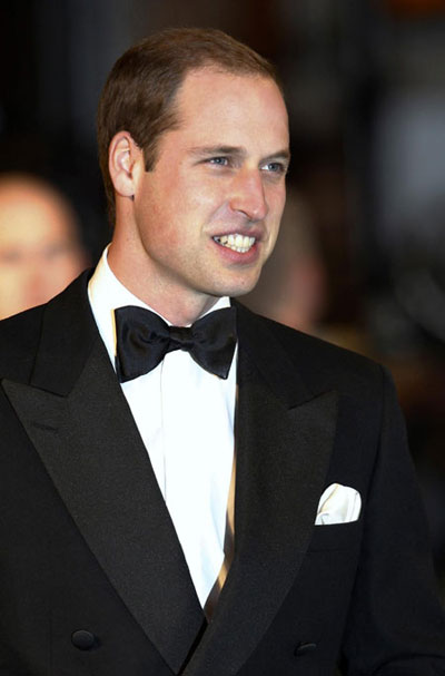 Prince William graces 'Hobbit' green carpet in UK