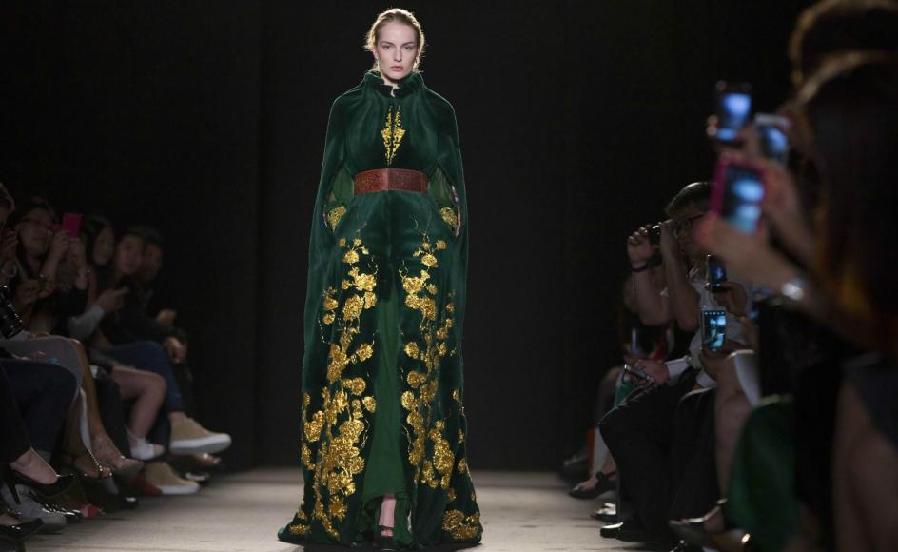 Chinese designer shows collection in Paris