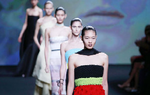 Chinese designer shows collection in Paris