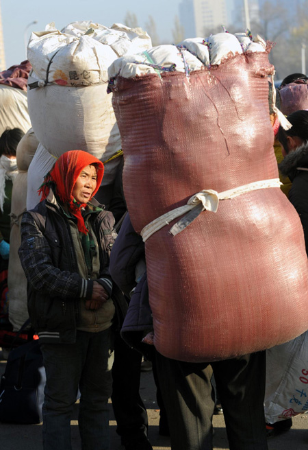 Xinjiang cotton pickers return home