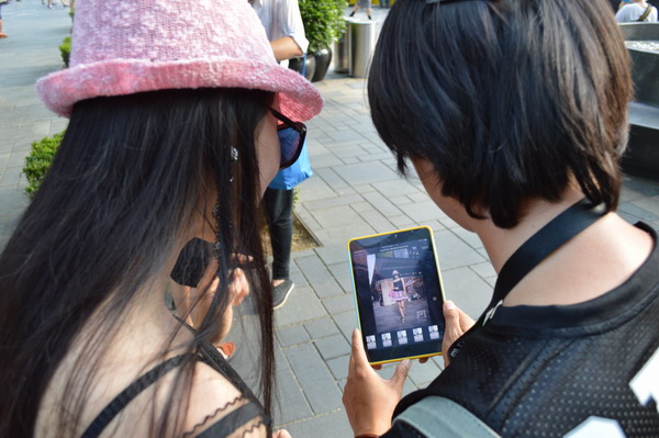 Smile, shove, snap: cameramen behind the street fashion