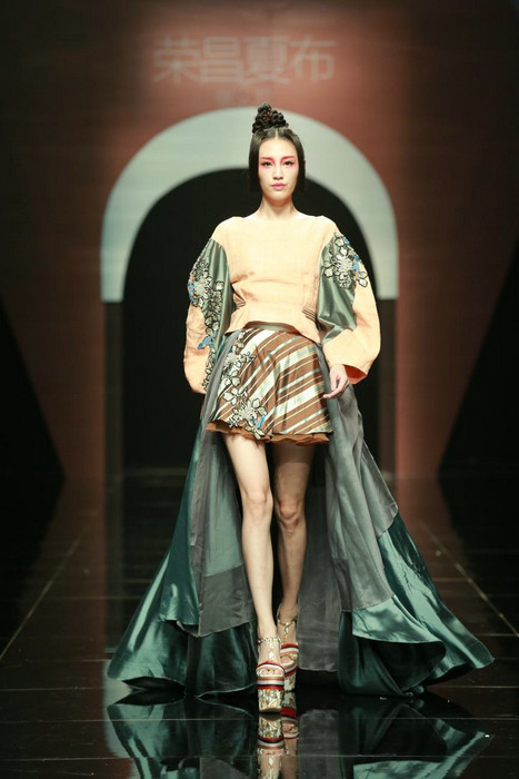 Rongchang ramie show shines in Beijing Fashion Week