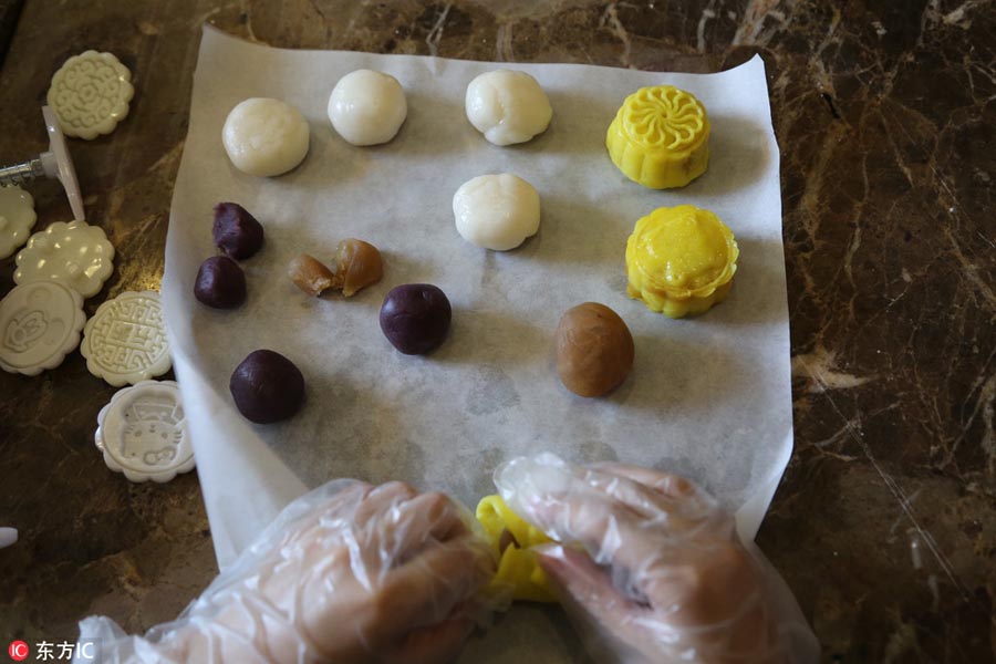 Pupils make traditional mooncakes in Shandong