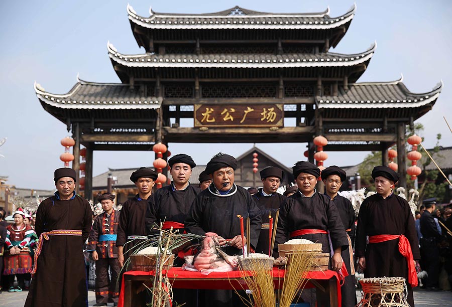 20,000 people share 2,140-meter long table banquet