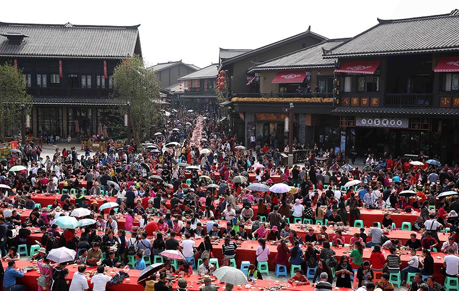 20,000 people share 2,140-meter long table banquet