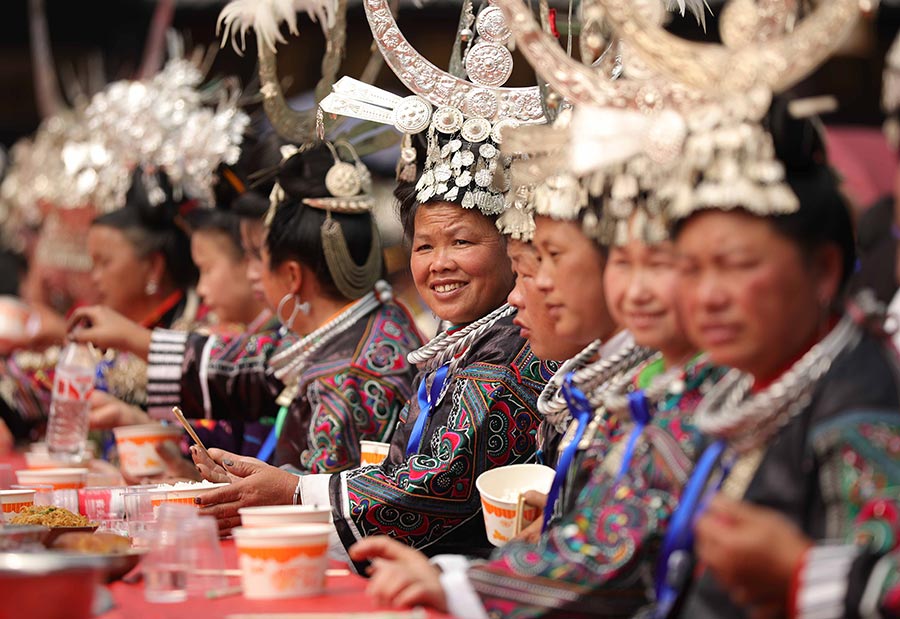 20,000 people share 2,140-meter long table banquet